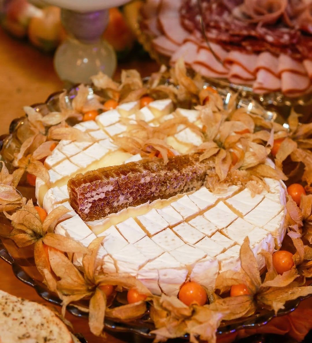 Queijo brie com favo de mel e physalis