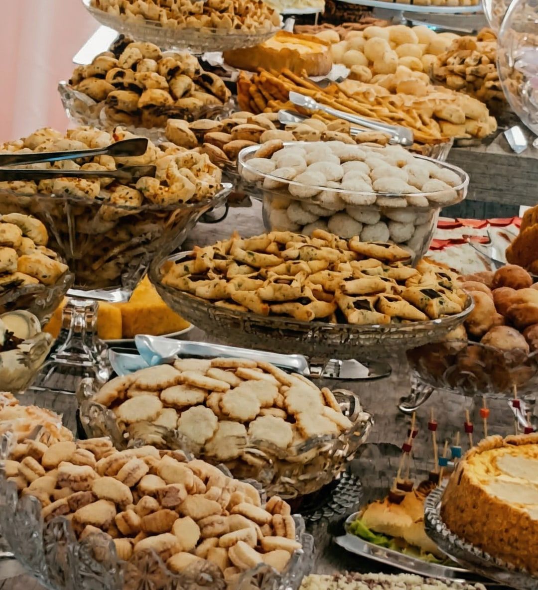 Quitandas e biscoitos caseiros em travessas de vidro