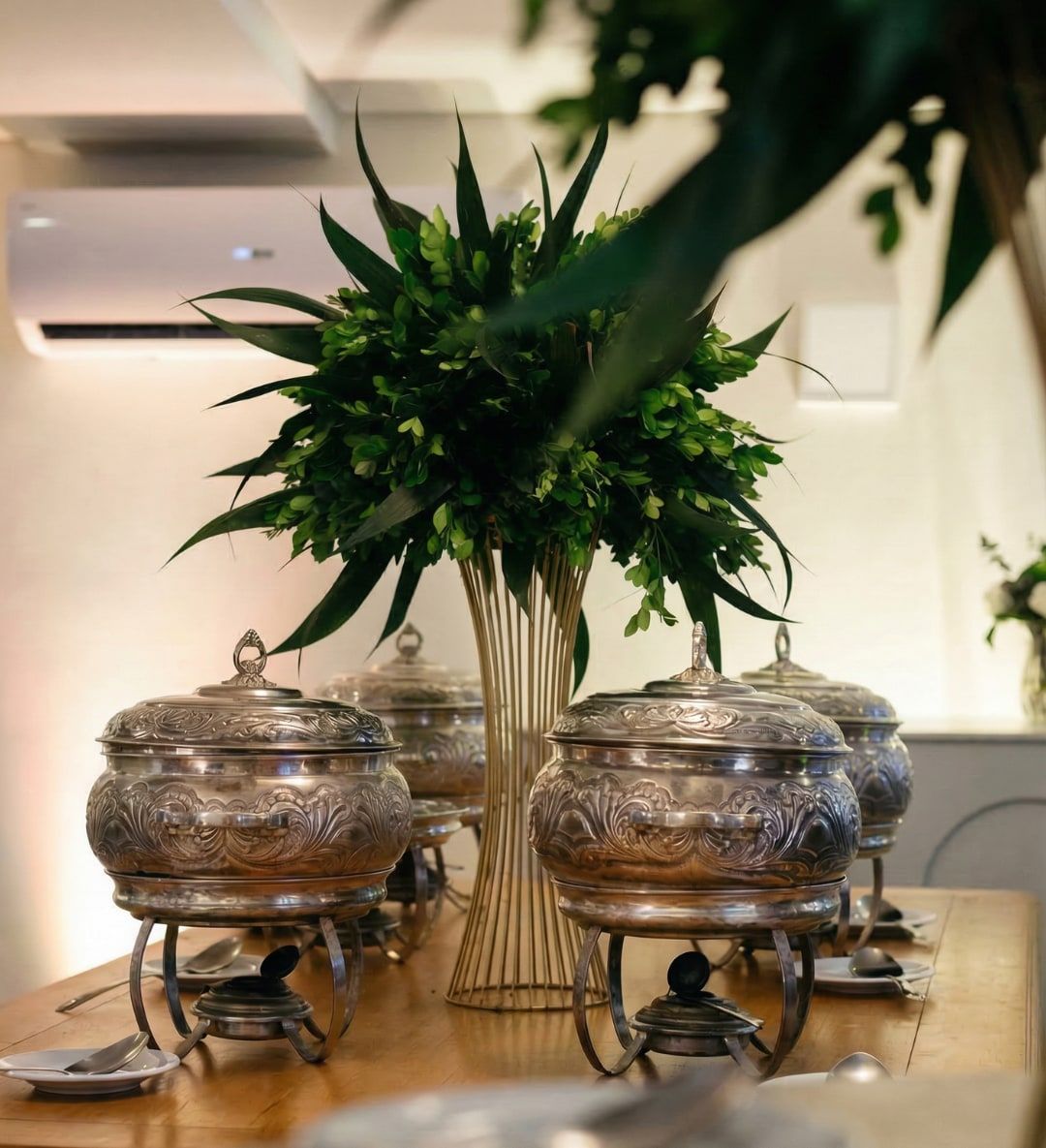 Réchauds de prata da casa montados sobre a mesa do buffet