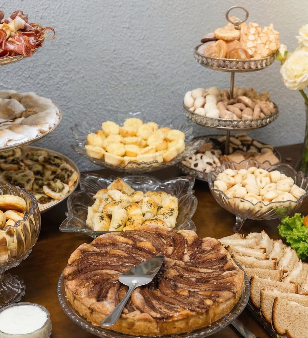 Tortas, pães e salgados em travessas